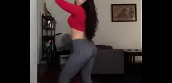  Cómo ella se mueve bailando muy sexy